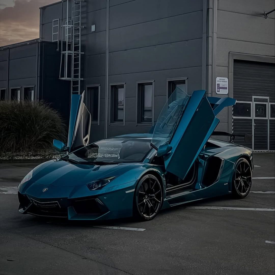 Lamborghini Aventador előtte