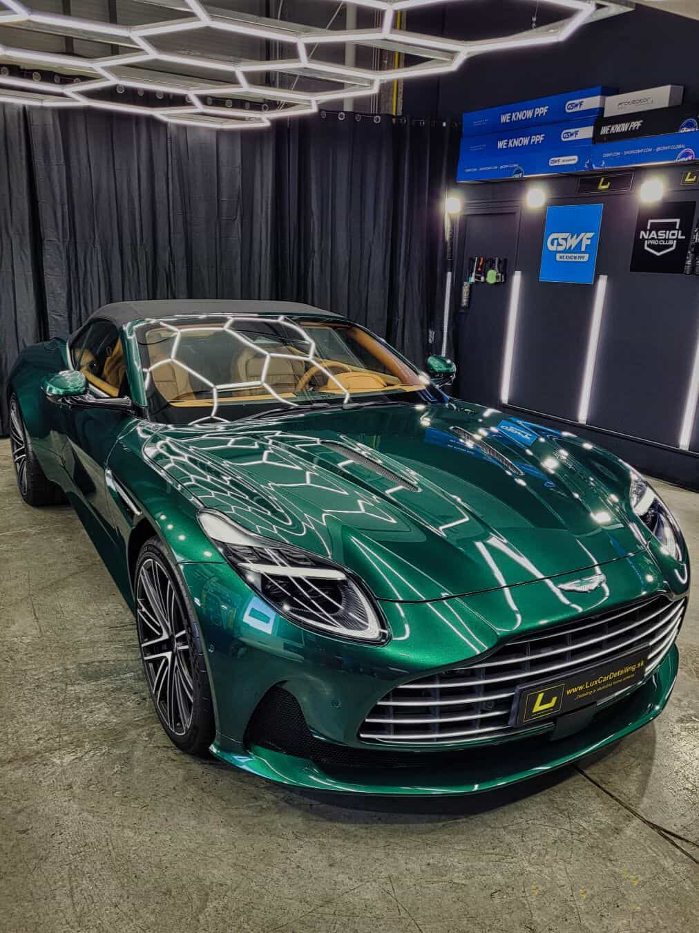 Aston Martin DB12 fényezésvédelem
