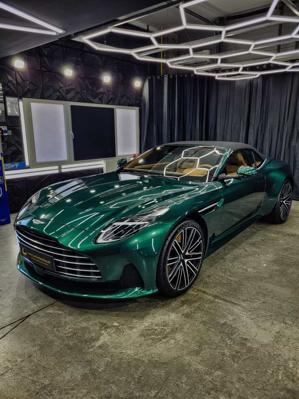 Aston Martin DB12 összkép
