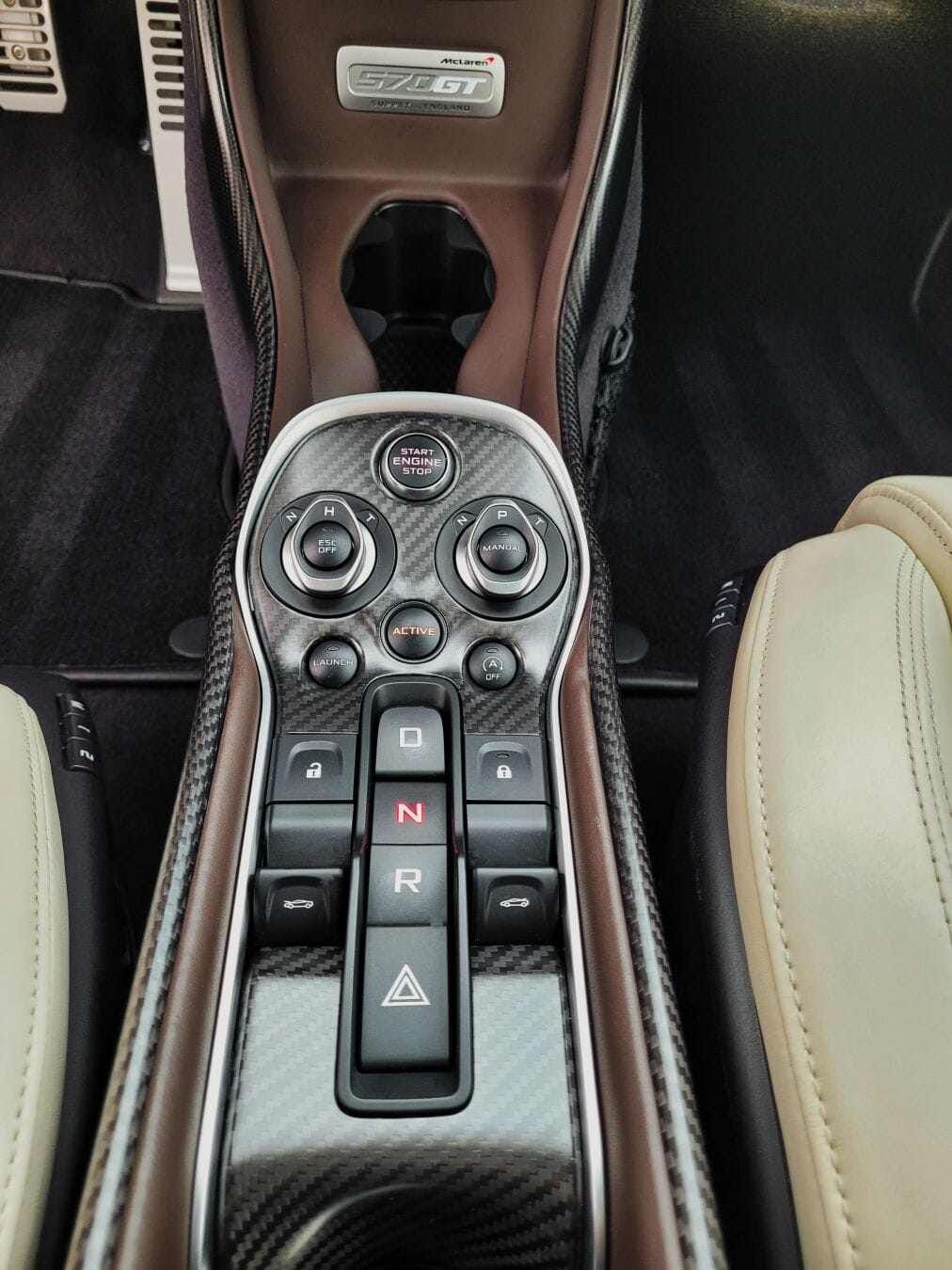 Karbónový interiér McLaren 570GT po čistení
