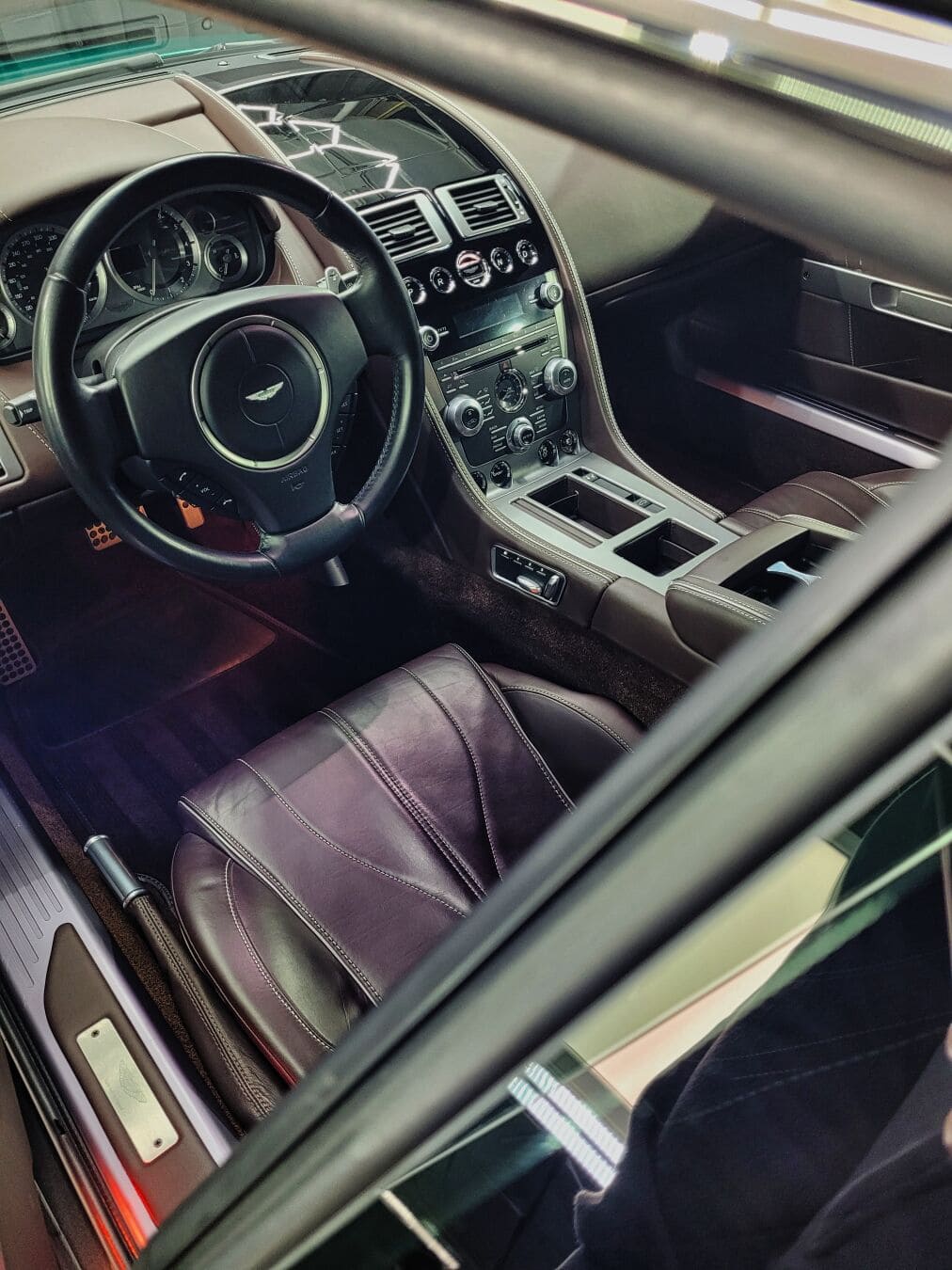 Čokoládový kožený interiér Aston Martin Virage