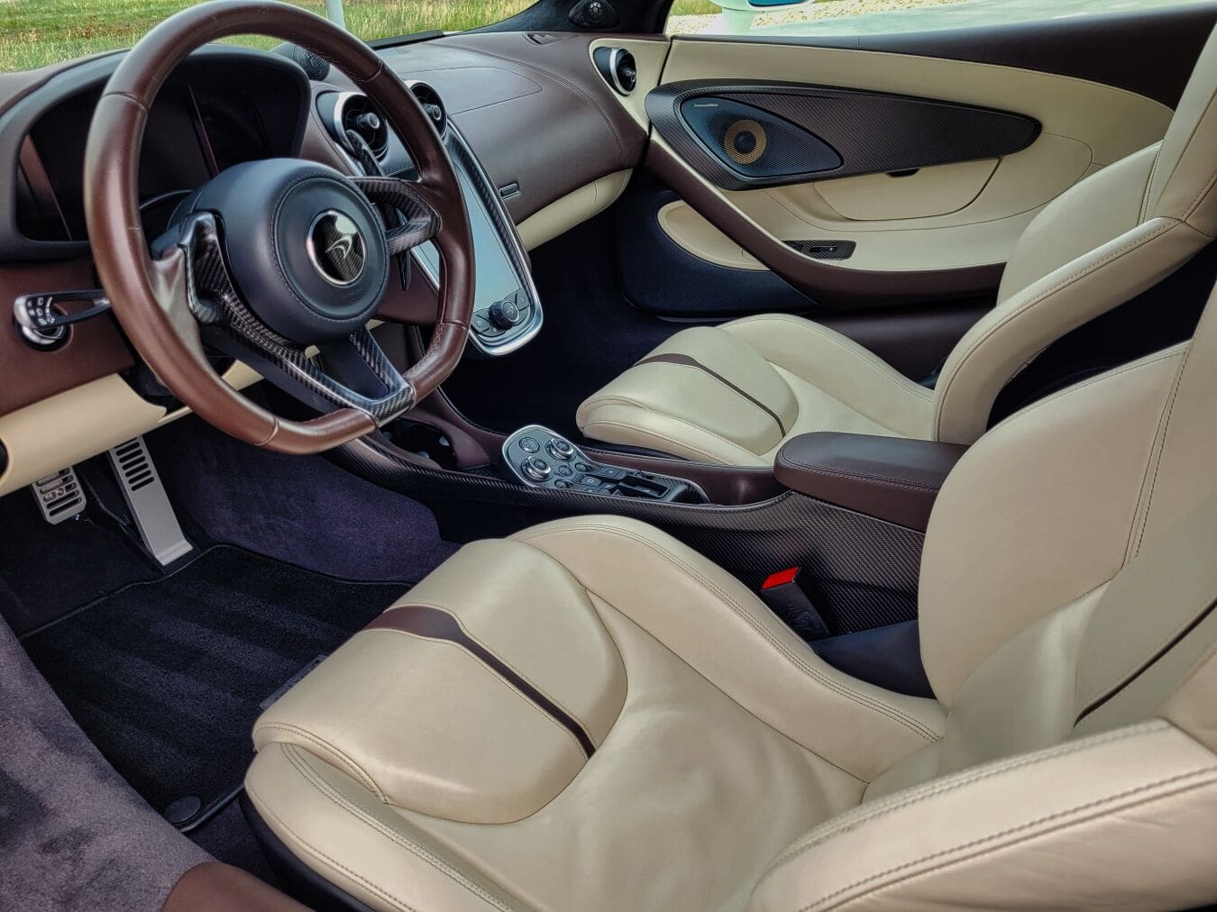 Kožený interiér McLaren 570GT po hĺbkovom čistení