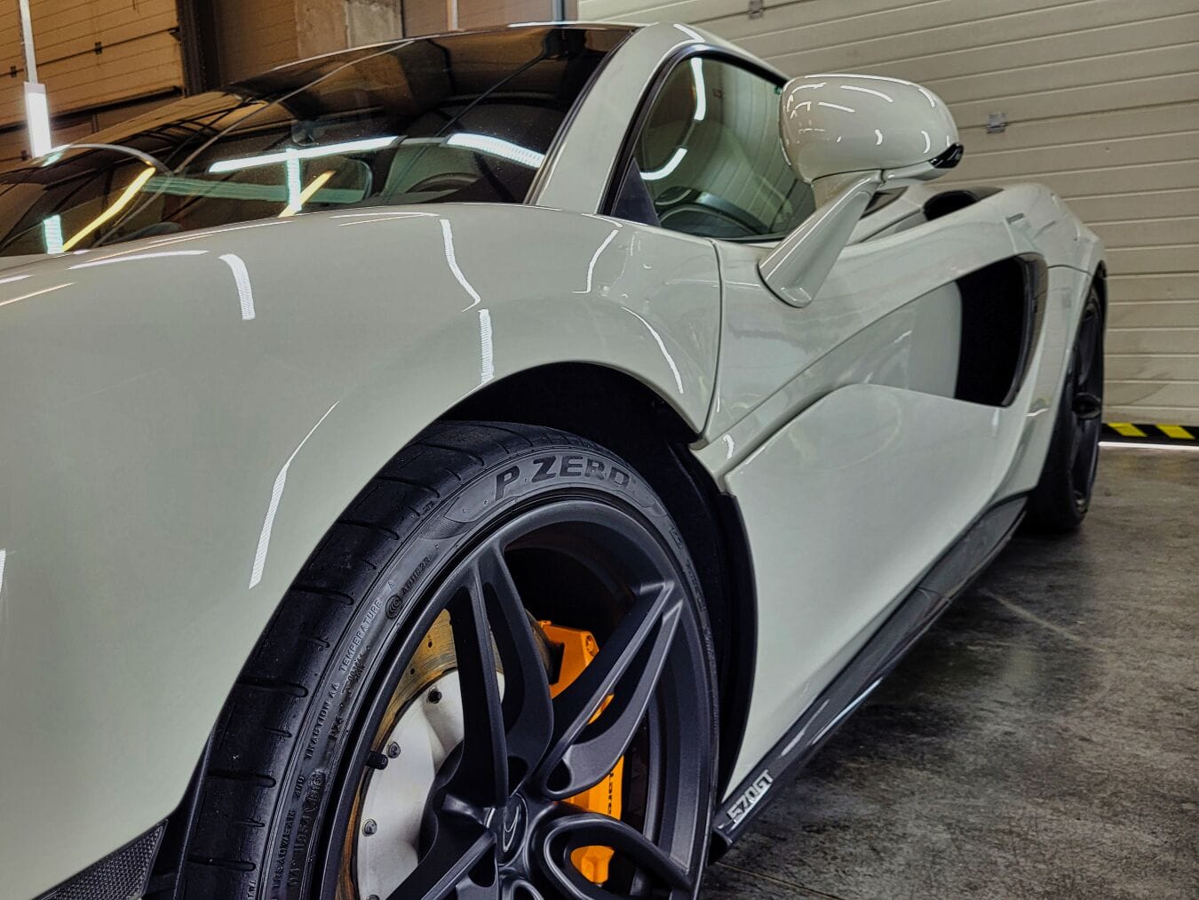 Lesk laku McLaren 570GT po viackrokovej korekcii