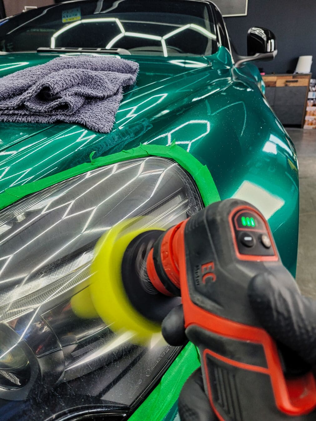 Leštenie svetlometov Aston Martin Virage