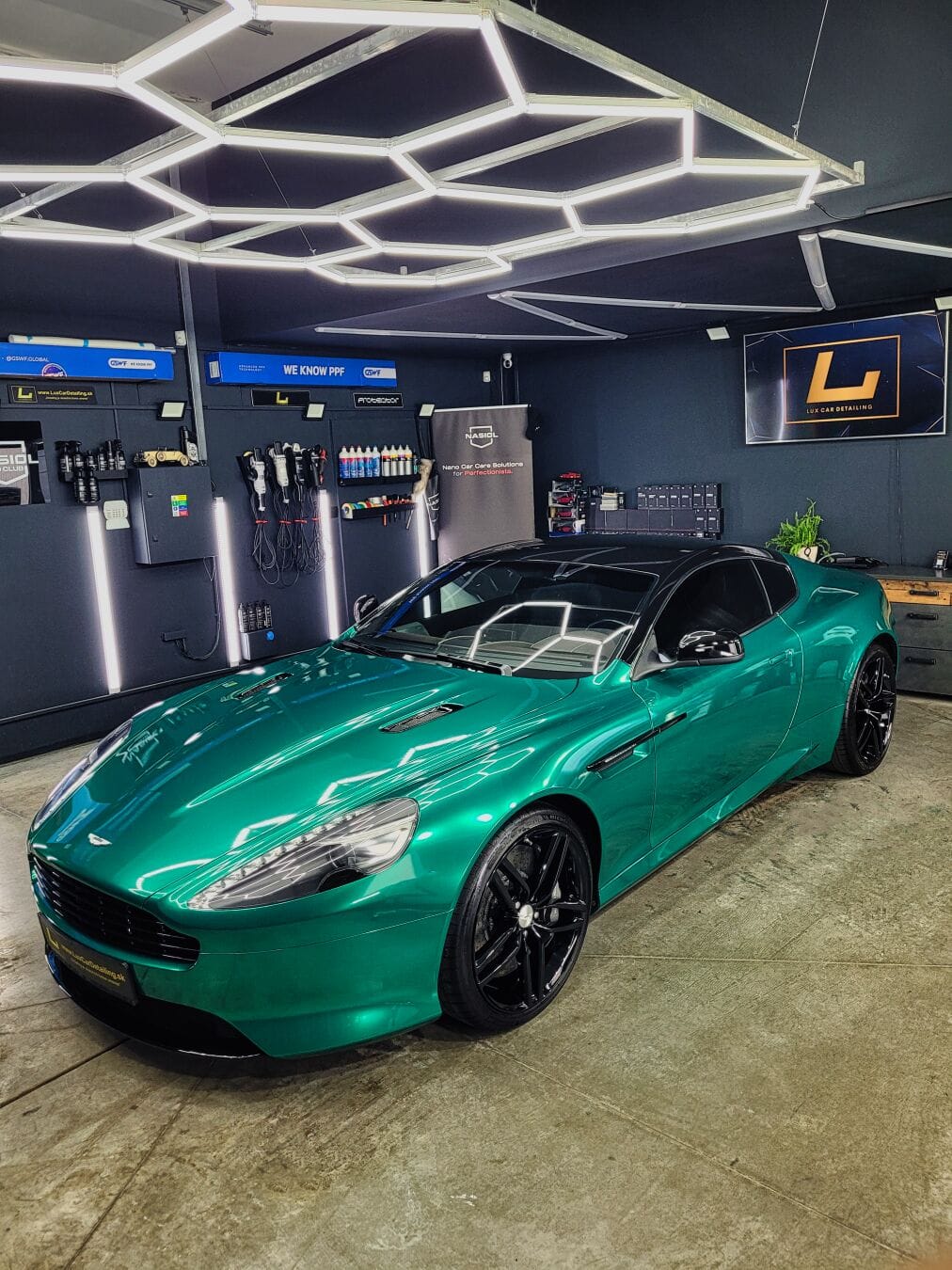 Aston Martin Virage V12 v štúdiu LuxCarDetailing Komárno