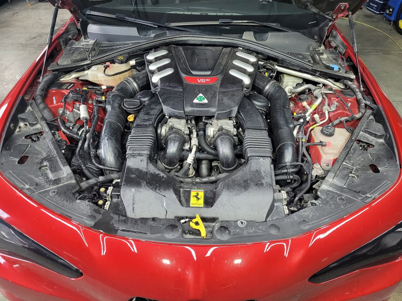 Alfa Romeo Giulia Quadrifoglio motorový priestor po parnej očiste